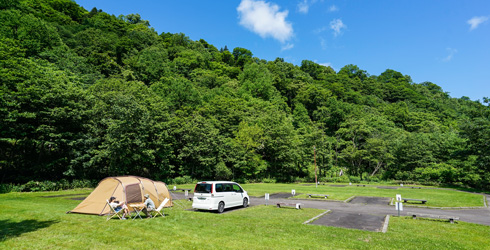 キャンピングカーで泊まれるキャンプ場のテントと車