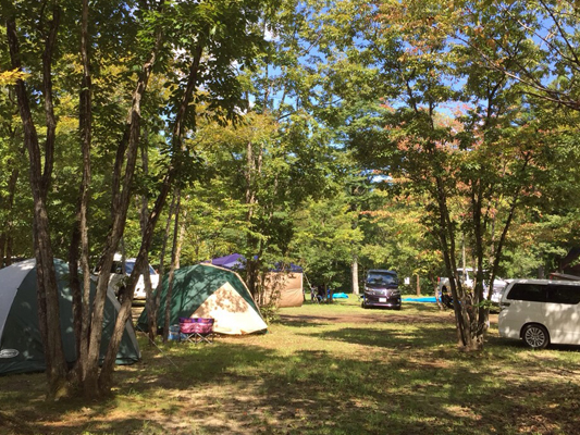 キャンピングカーで泊まれるキャンプ場のテント