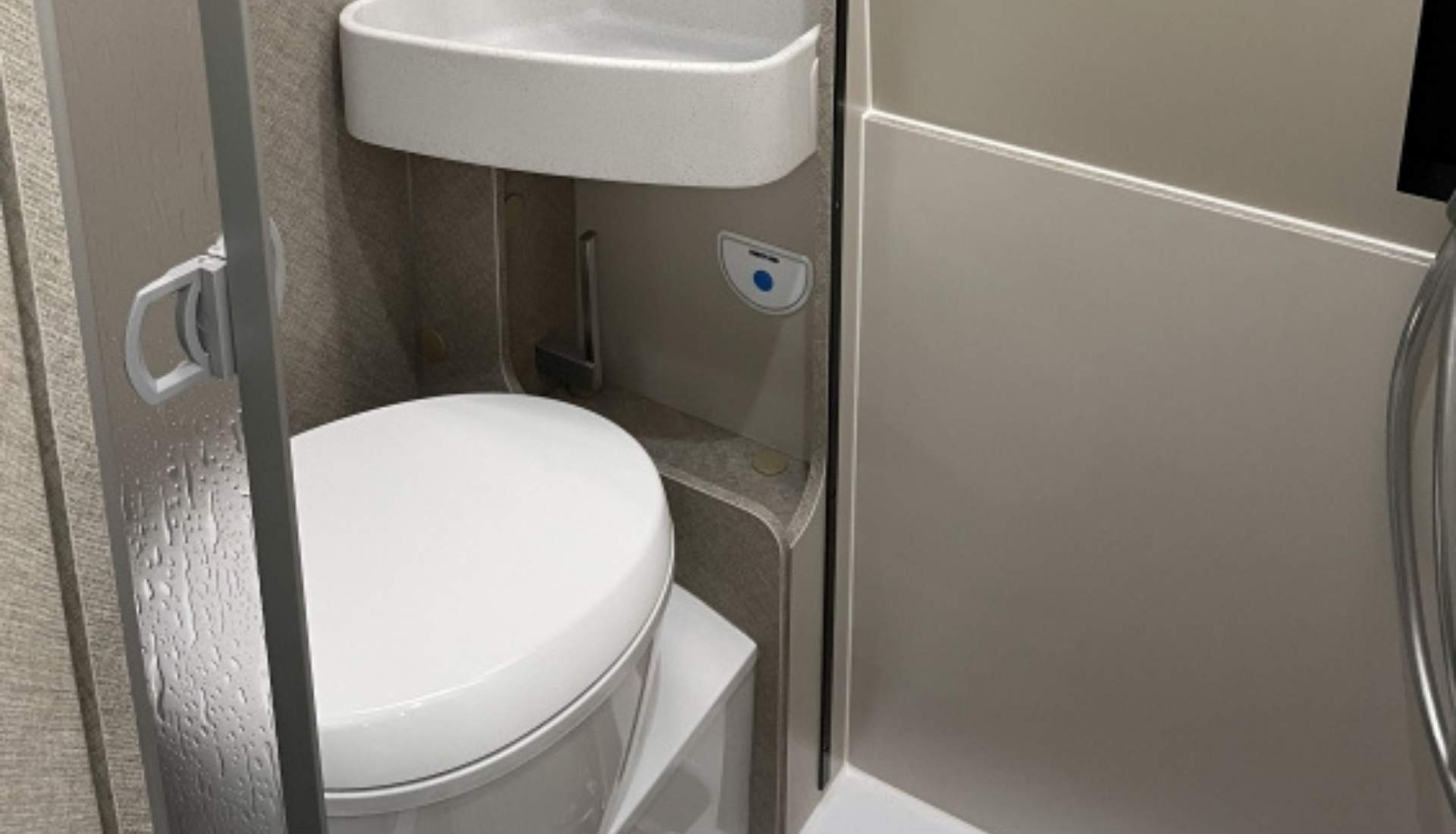 キャンピングカーのトイレの種類と処理方法は？新車やシャワー付き車種の値段も紹介