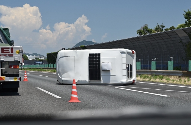 キャンピングカー　横転