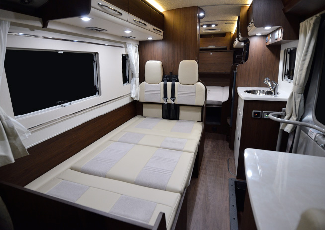 RVランド:ランドホームコースター車内