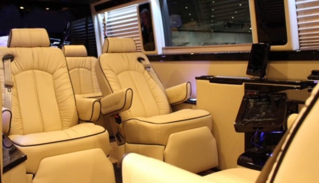 キャンピングカーの車内